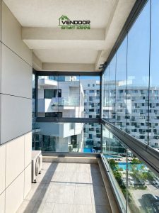 Inchidere balcon cu sticla securizata in Navodari: proiect realizat de echipa noastra pentru protectie si vedere panoramica 1 Inchidere balcon cu sticla glisanta pentru apartament modern, realizata de Venddor, cu sistem transparent si design luminos.